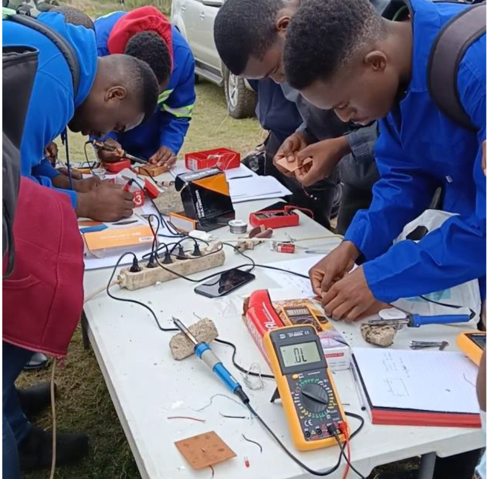 Relatório Técnico da Aula prática de Sistemas de Informação e Comunicação (STEM 2025) no Centro de Pesquisa, Treinamento em Energias Renováveis e Produção Sustentável de Alimentos da Universidade Pedagógica de Maputo